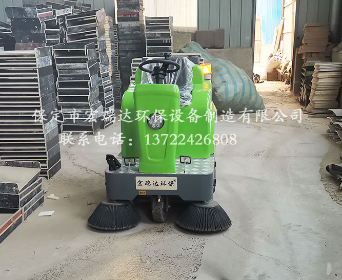 保定宏瑞達(dá)駕駛式清掃車在河南鄭州模具廠上崗 保定宏瑞達(dá)駕駛式清掃車在河南鄭州模具廠上崗