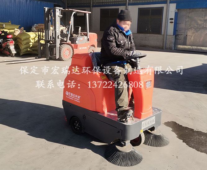 順平塑料廠使用保定宏瑞達駕駛式掃地車 順平塑料廠使用保定宏瑞達駕駛式掃地車